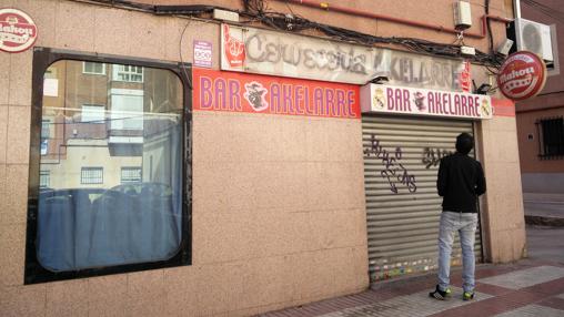 Un joven observa la fachada del bar Akelarre el pasado sábado