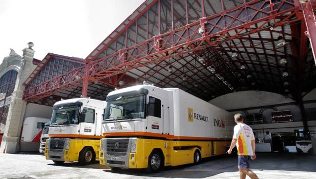 Imagen tomada en 2009 de dos camiones de Renault en los boxes del circuito urbano de Valencia