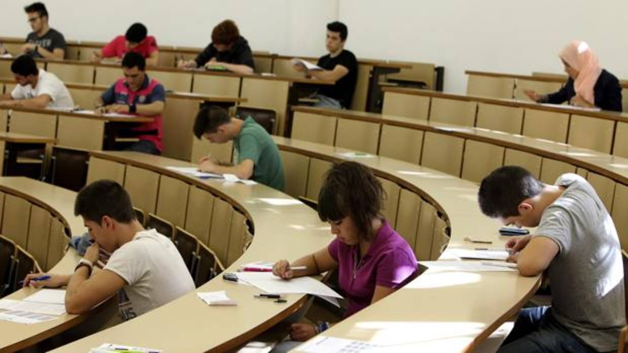 Alumnos, durante la realización de un examen de la EvAU