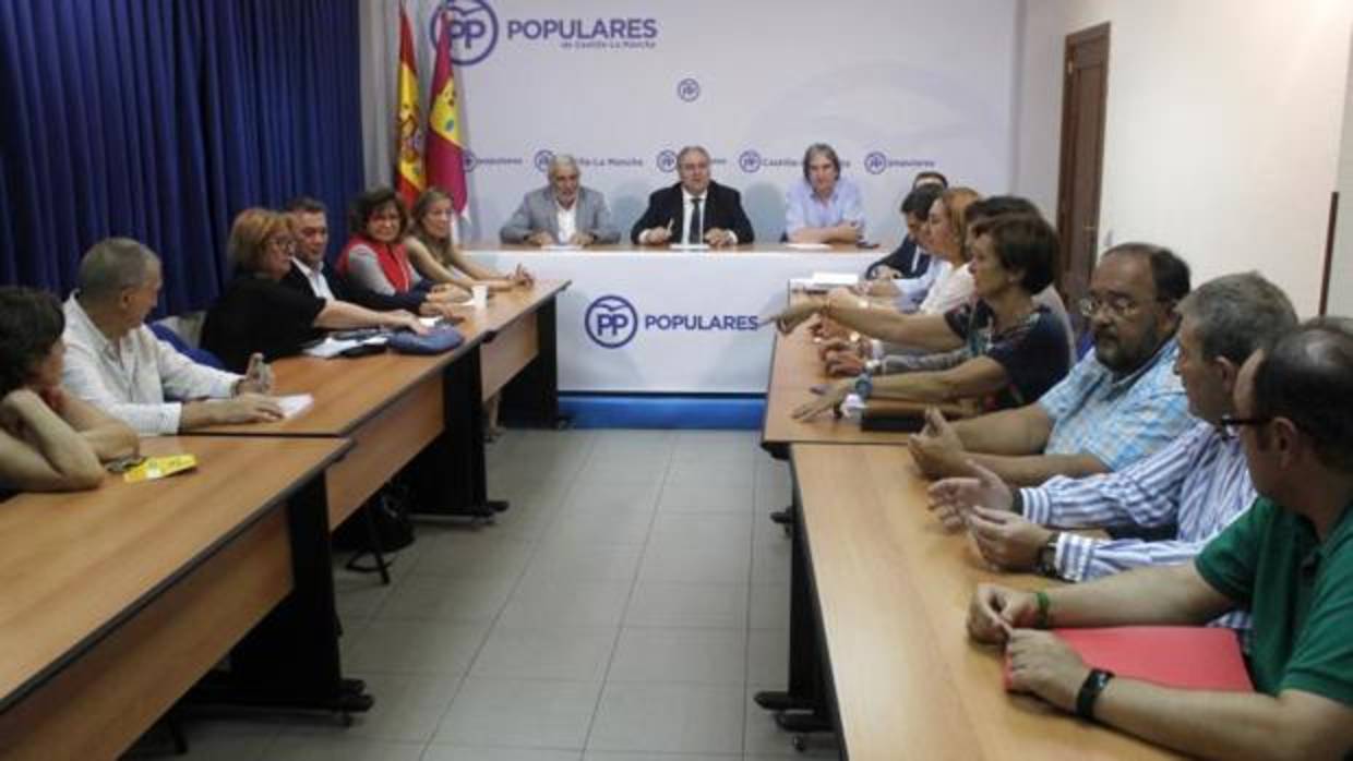 Imagen de la reunión de la comisión de Sanidad del PP