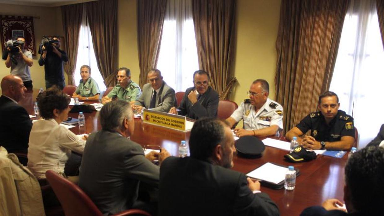 Un momento de la reunión con los Colegios de Médicos y de Enfermería de la región y mandos de la Guardia Civil y Policía Nacional