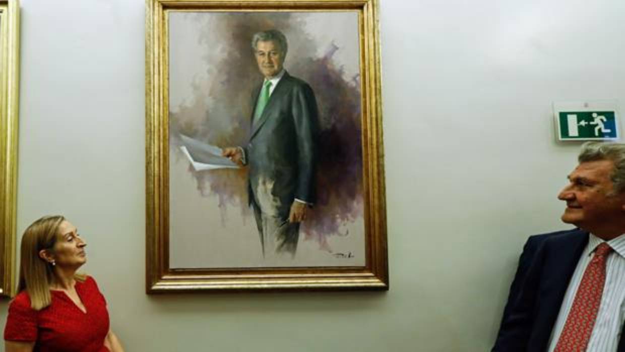 Ana Pastor y Jesús Posada inauguran el retrato del expresidente del Congreso