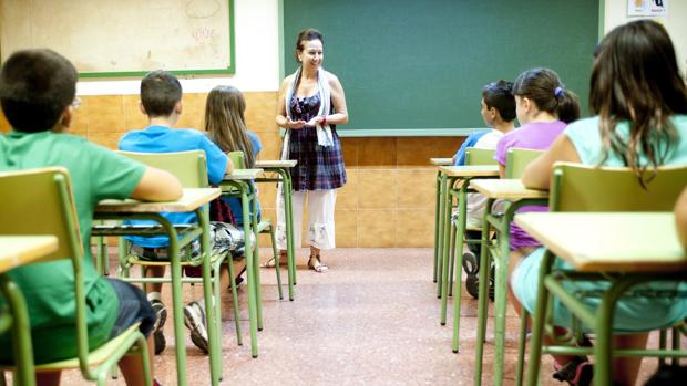 Los sindicatos piden una solución por los «graves errores» en la adjudicación de plazas de profesores