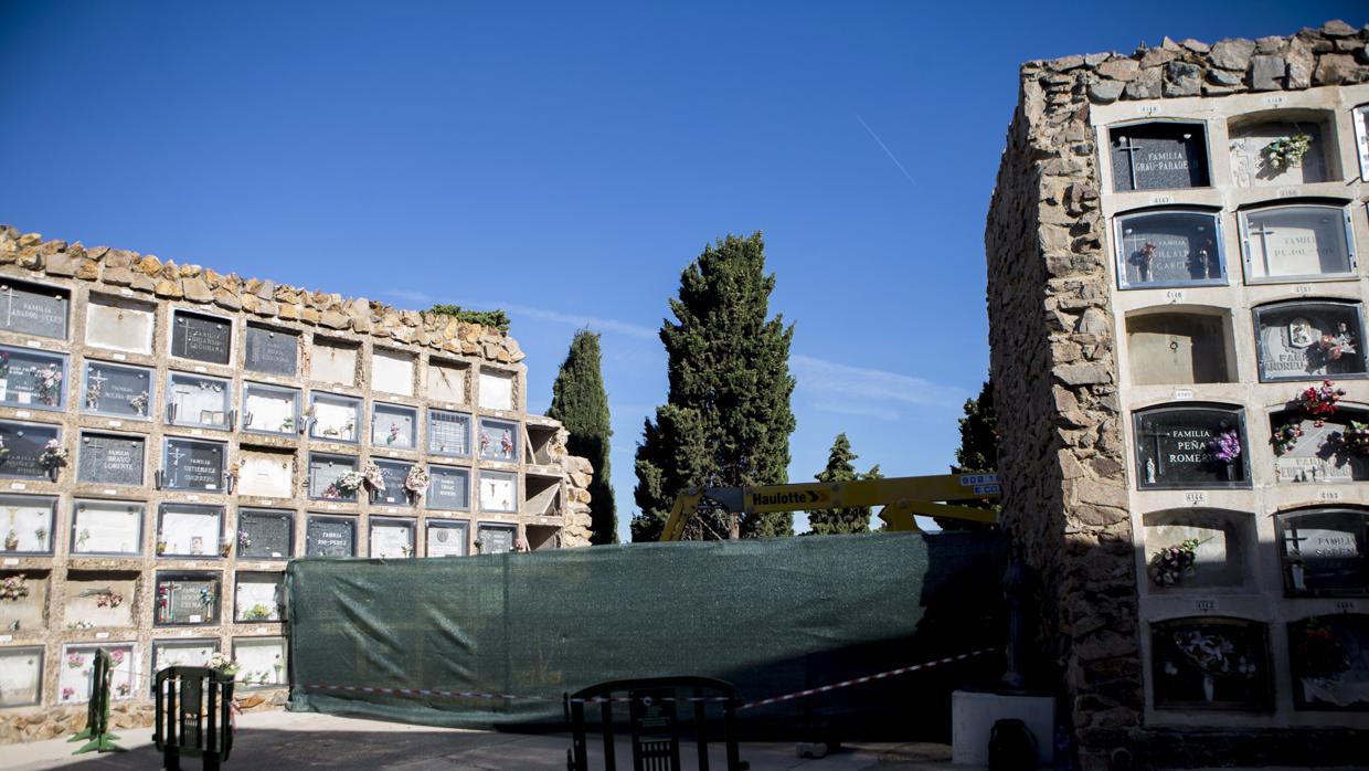 Vista del bloque de 140 nichos del cementerio de Montjuïc de Barcelona que se derrumbó parcialmente