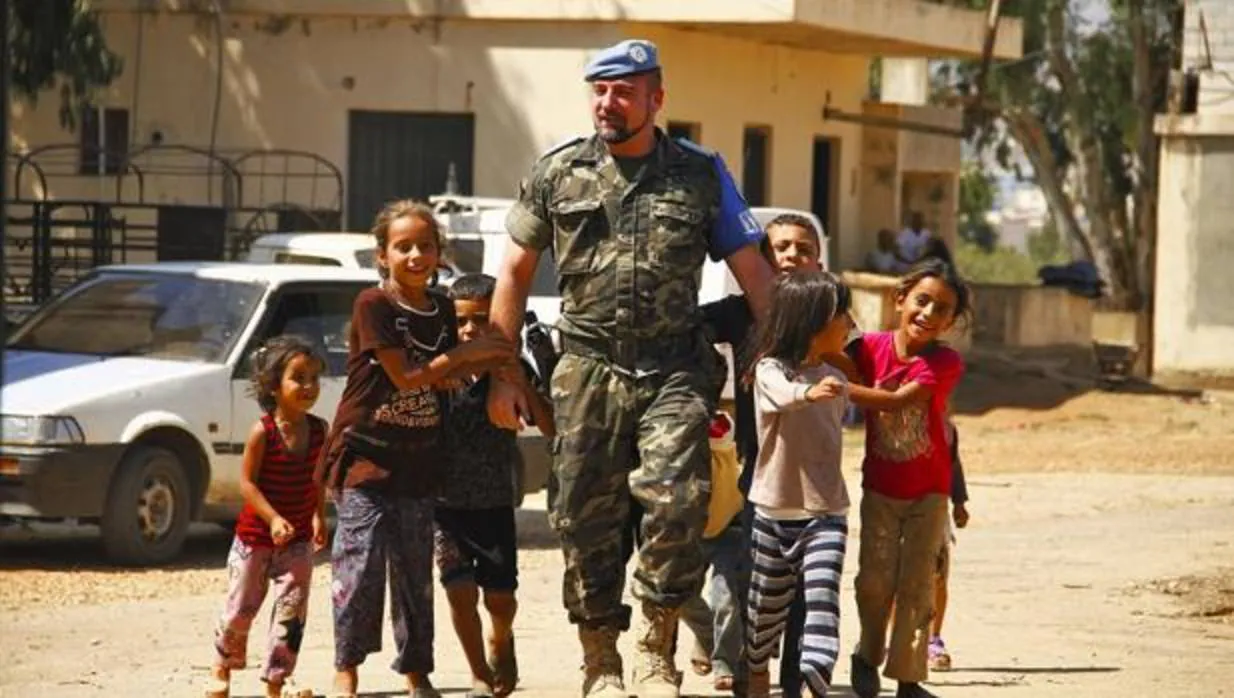 Niños con un miembro del la Unidad de Cooperación Cívico Militar desplegados en el Líbano