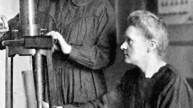 Marie Curie trabaja con el cuarzo piezoeléctrico que se ofrecerá en la muestra