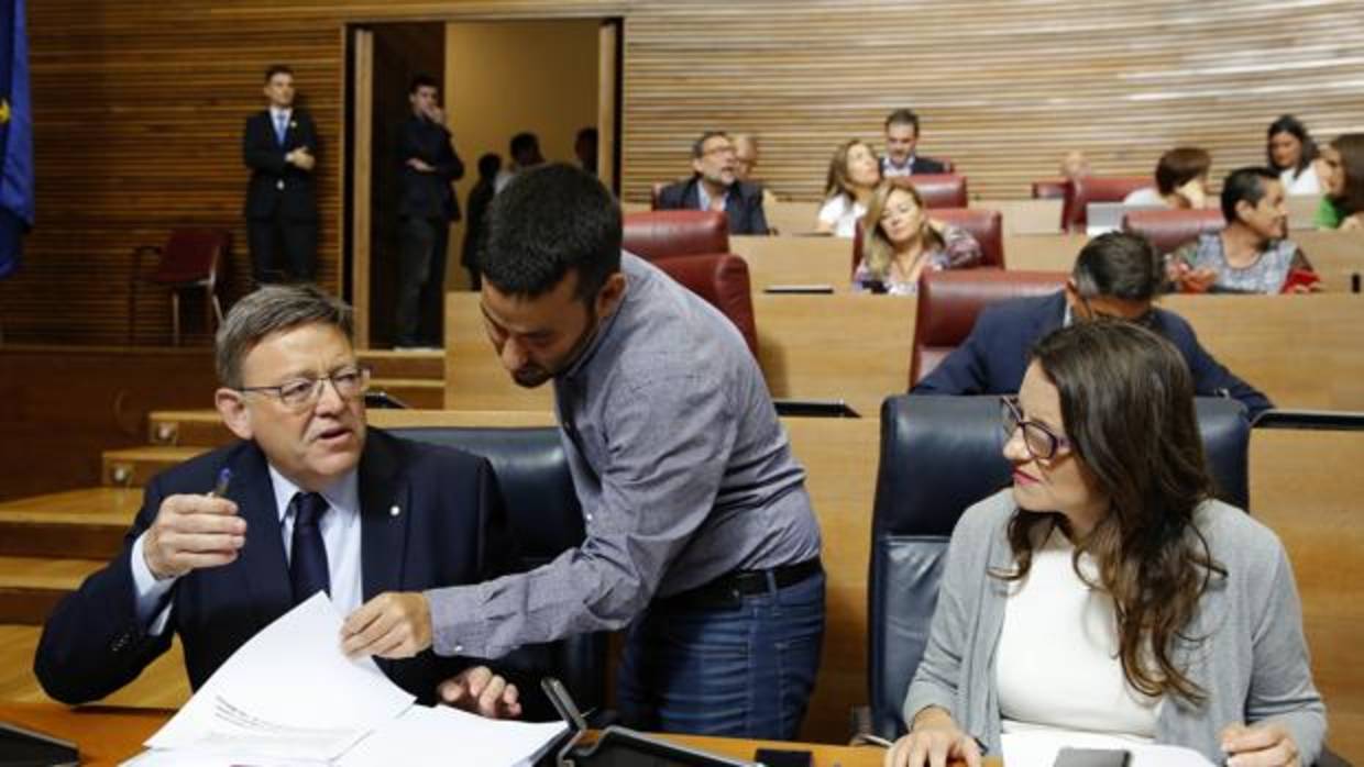 Imagen de Puig y Oltra junto al conseller Marzà tomada la pasada semana en las Cortes Valencianas