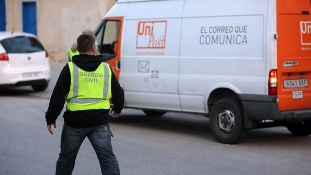 La Guardia Civil interviene en Unipost más de 45.000 sobres nominales para formar las mesas del 1-O