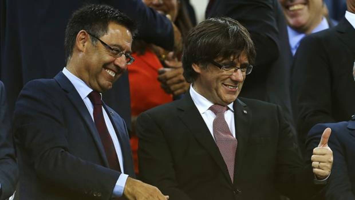 El presidente del F.C. Barcelona, Josep Maria Bartomeu, junto a Carles Puigdemont