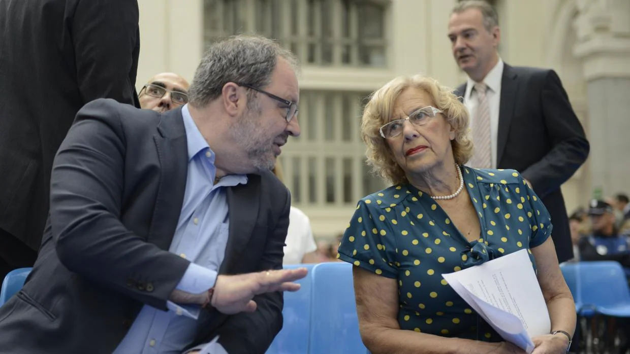 La alcaldesa de Madrid, Manuela Carnmena, y el delegado de Salud, Seguridad y Emergencias, Javier Barbero