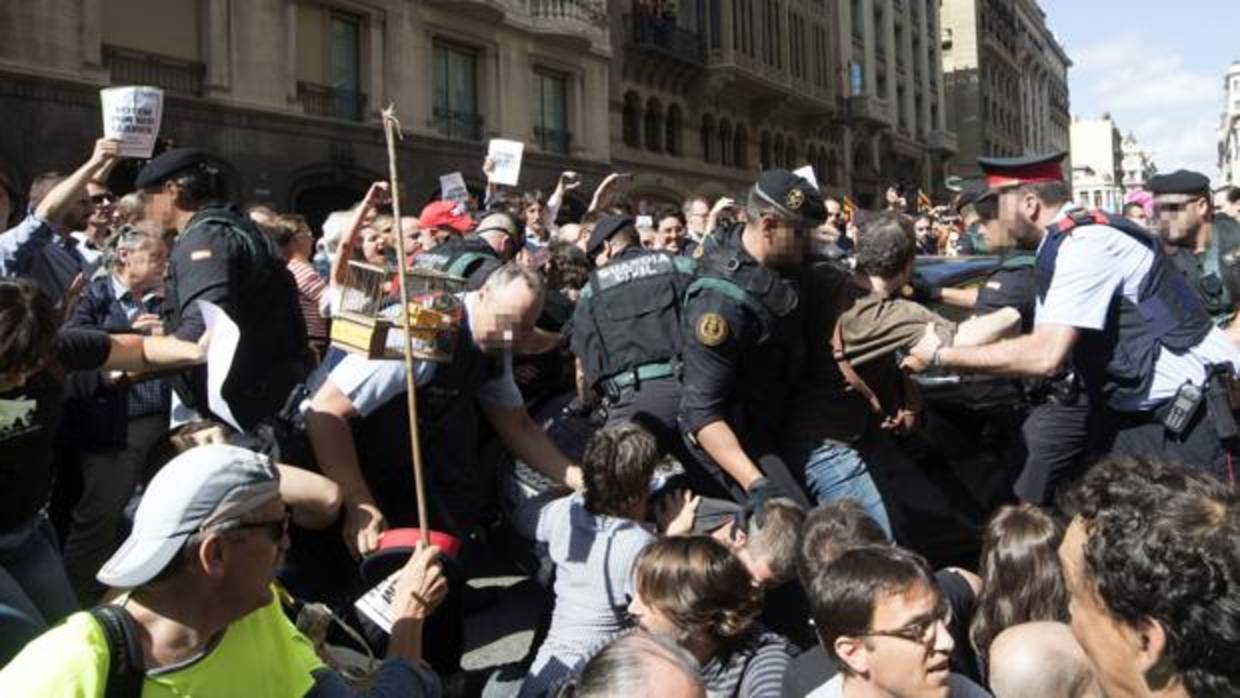 Momento de los altercados que se han producido en Via Laietana cuando agentes de la Guardia Civil trataban de sacar cajas de de la consejería de Exteriores