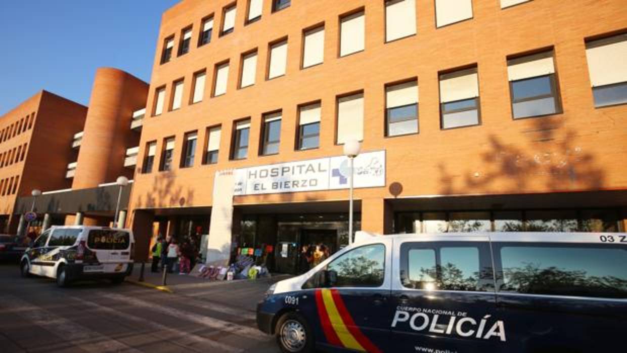 Los encerrados del hospital El Bierzo de Ponferrada son desalojados por la Policía Nacional