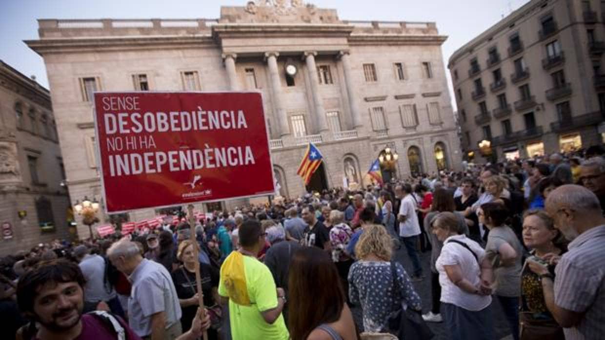 Manifestación en la plaza de Sant Jaume de Barcelona apoyando el referéndum de independencia