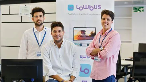 Parte del equipo de emprendedores de Lowbus