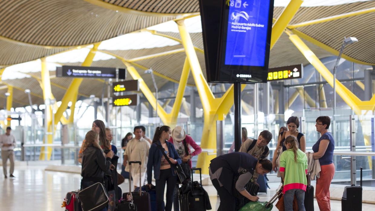 Viajeros en el aeropuerto Adolfo Suárez Madrid-Barajas