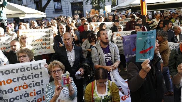 Miles de personas se manifiestan en Barcelona al grito de «votaremos»