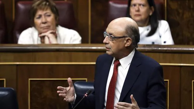 Los partidos catalanes acusan a Montoro de aplicar el artículo 155 «por la puerta de atrás»