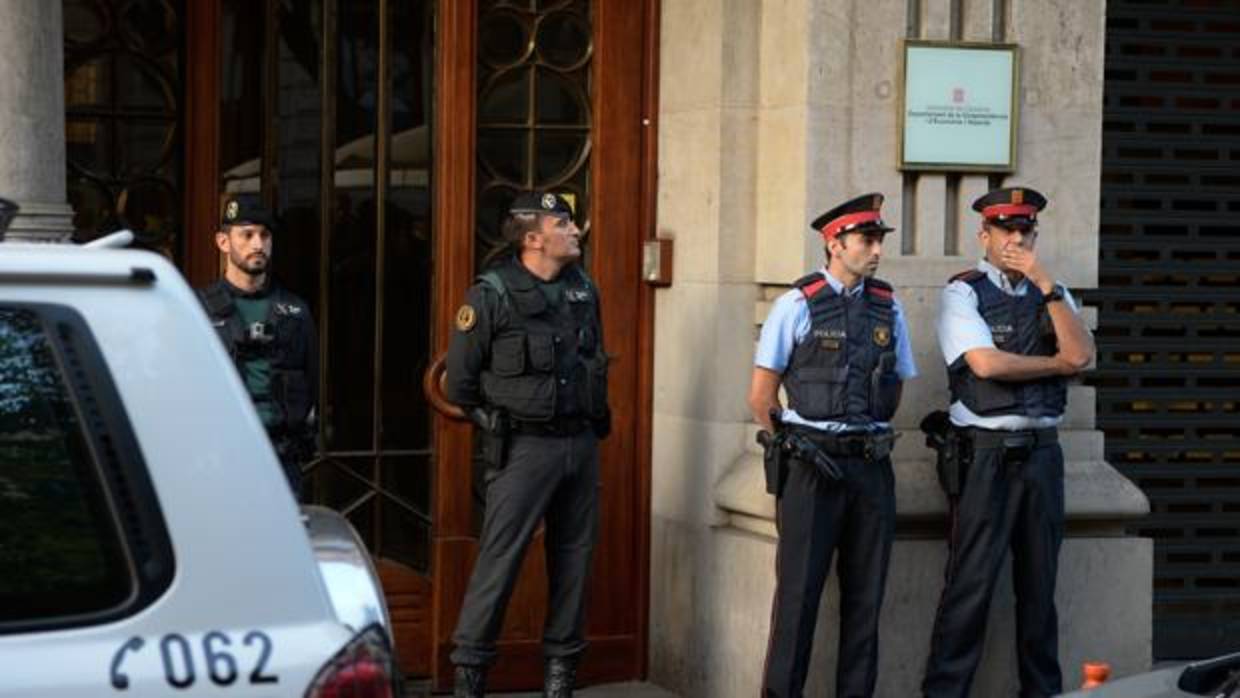 Miembros de la Guardia Civil y de los Mossos, esta mañana custodiando una sede de la Generalitat