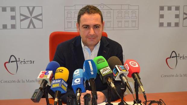 El exconcejal Ángel Puente durante una rueda de prensa