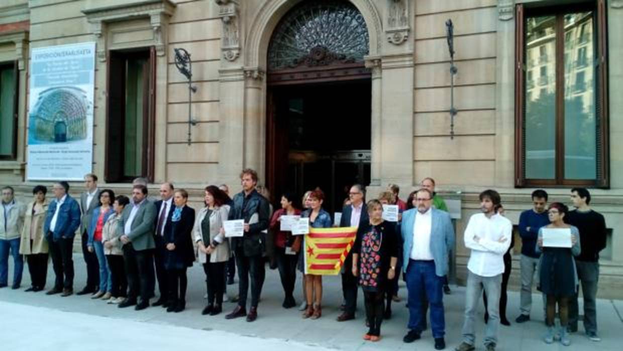 Gobierno y Parlamento de Navarra se concentran a las puertas de la Cámara