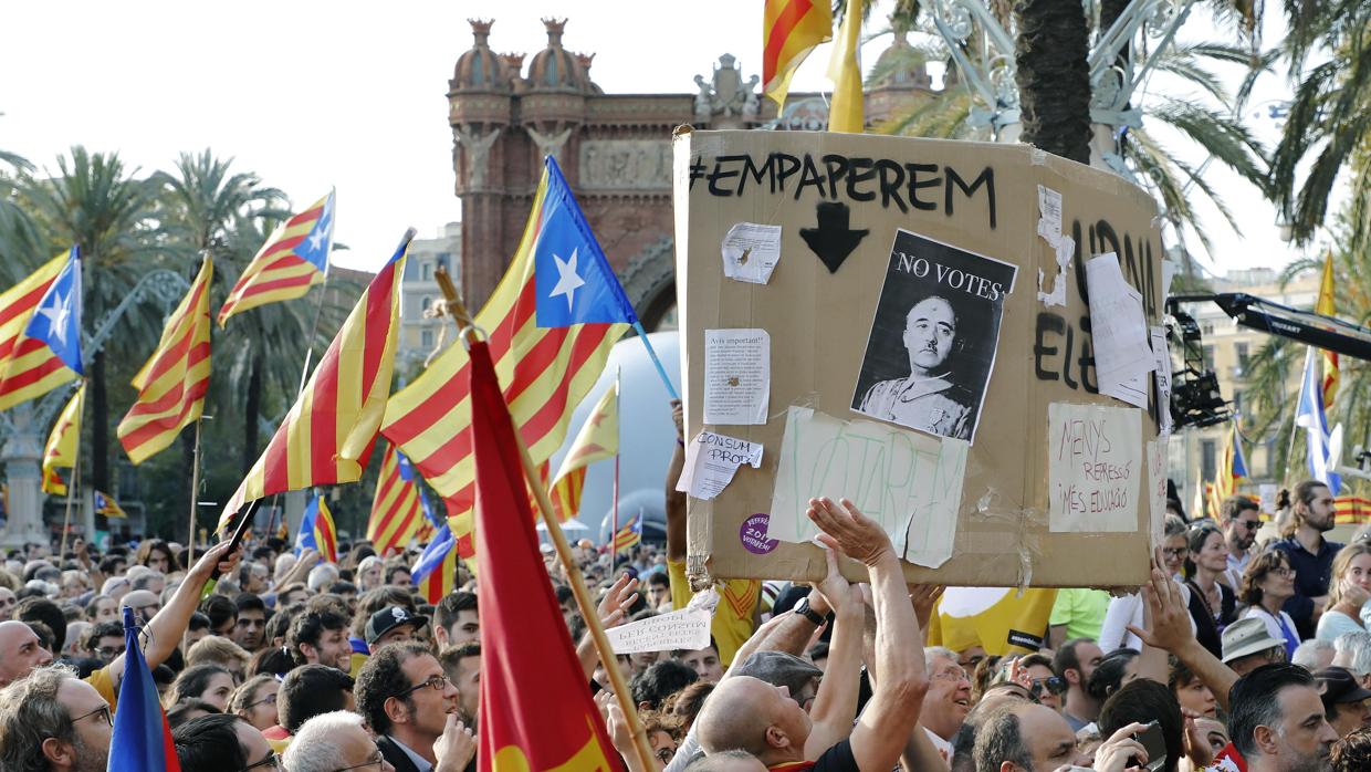 Unas 20.000 personas se vienen concentrando frente al Tribunal Superior de Justicia de Cataluña (TSJC) para pedir la libertad de los detenidos ayer