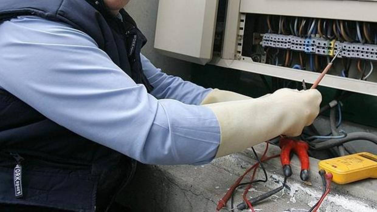 Estafan 2.100 euros a un anciano al hacerse pasar por electricistas en Madrid