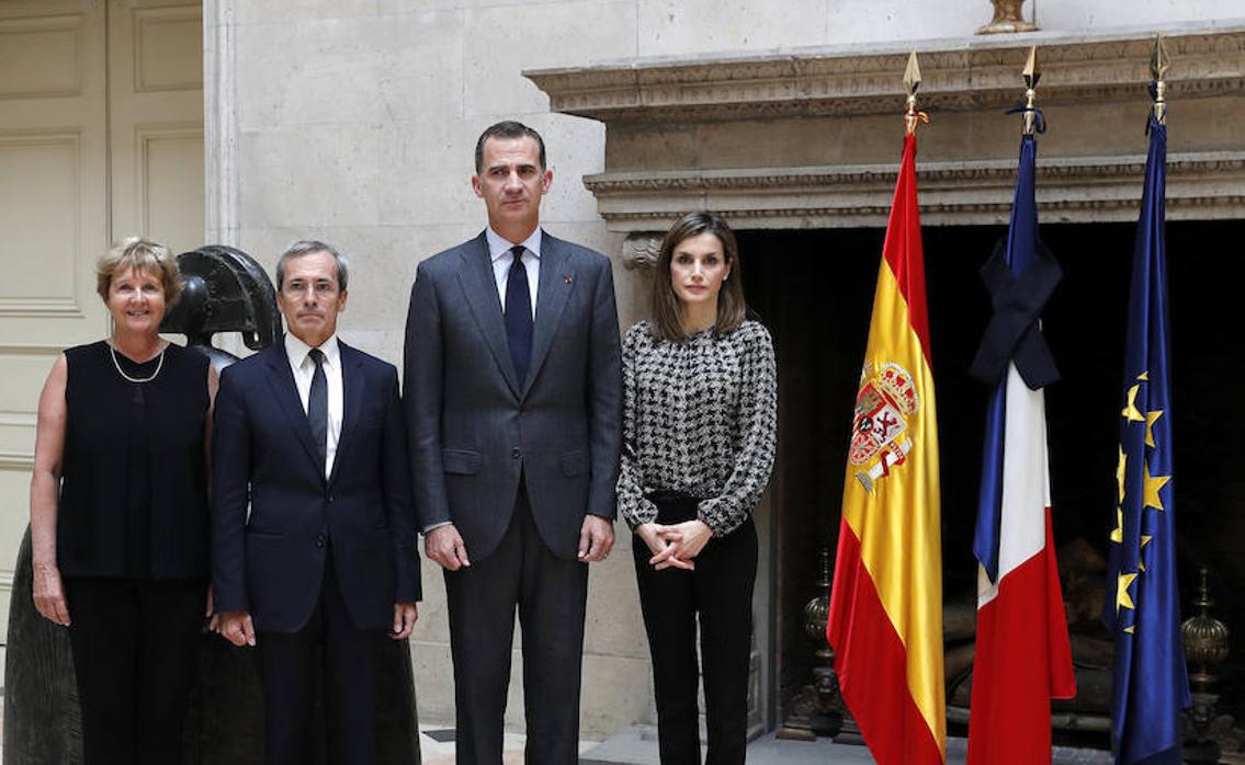 El embajador francés en España, Saint-Geours junto a S.M. los Reyes de España