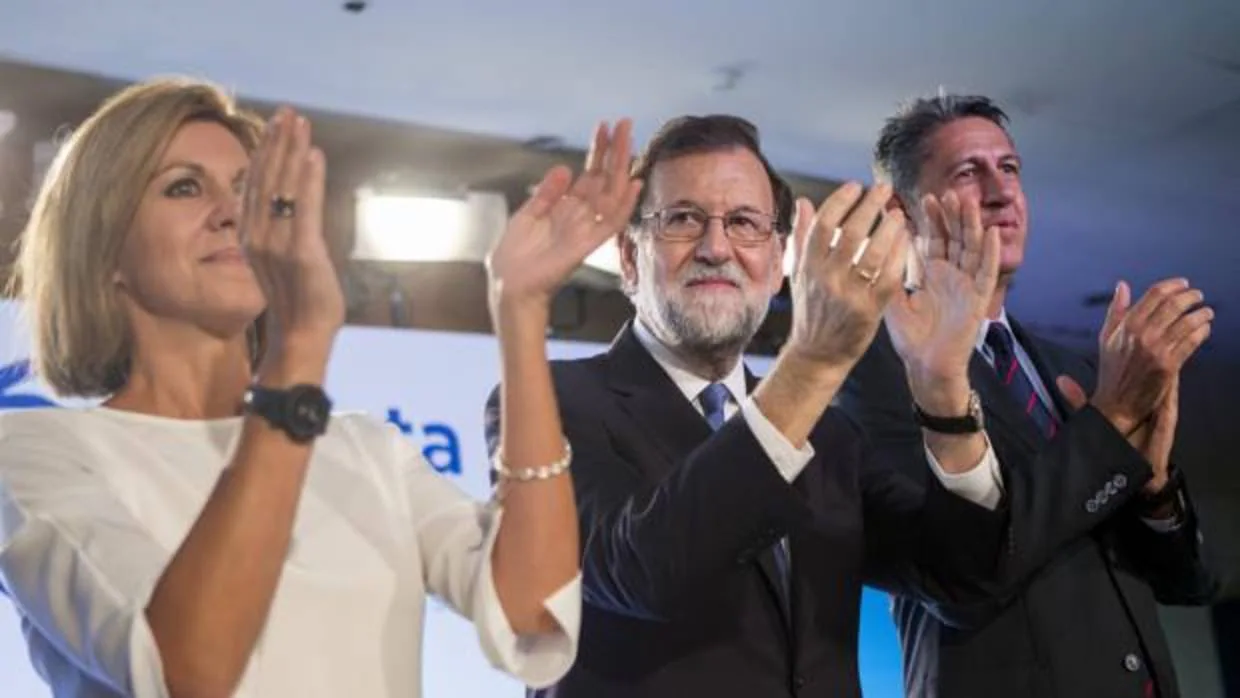 El presidente del Gobierno, y del Partido Popular , Mariano Rajoy (c), junto a Cospedal y Xavier García Albiol