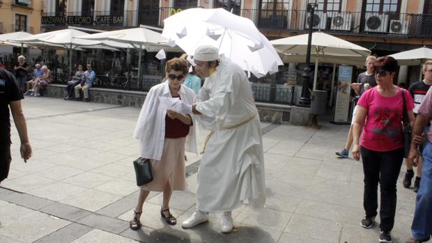 La compañía Visitants en una de las representaciones callejera de «Lluvia de palabras»