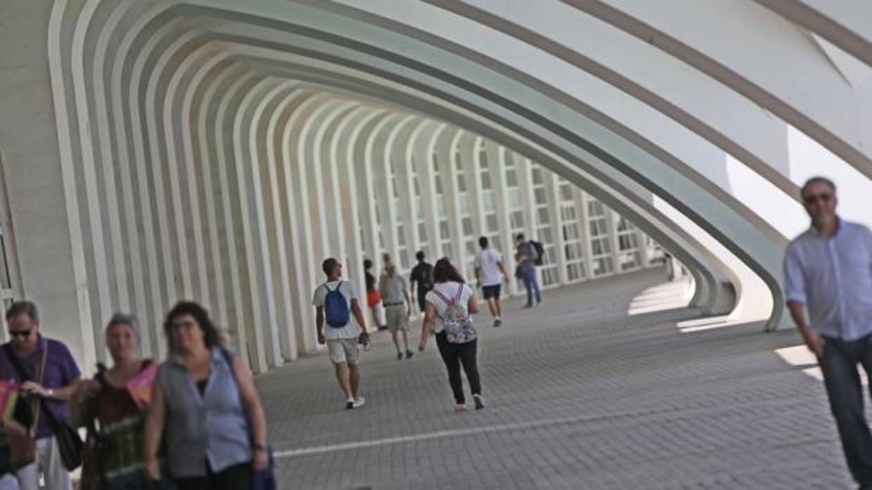 Imagen de un grupo de turistas tomada en la Ciudad de las Artes y las Ciencias de Valencia