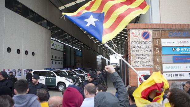 La Guardia Civil registra una empresa de embalaje en Barcelona sin hallar material