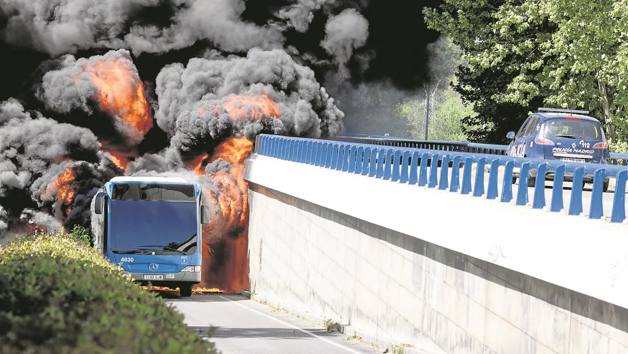 Un autobús de la EMT, en llamas, junto al Puente de los Franceses, el 27 de abril pasado