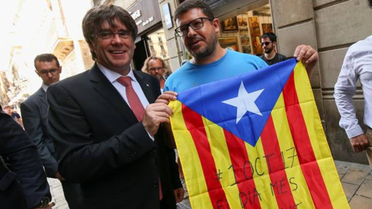 El presidente de la Generalitat, Carles Puigdemont, se fotografía con una estelada