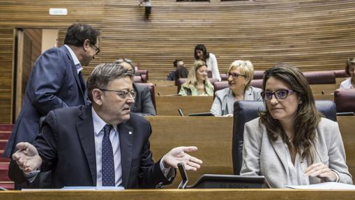 Imagen de Ximo Puig y Mónica Oltra tomada en las Cortes Valencianas