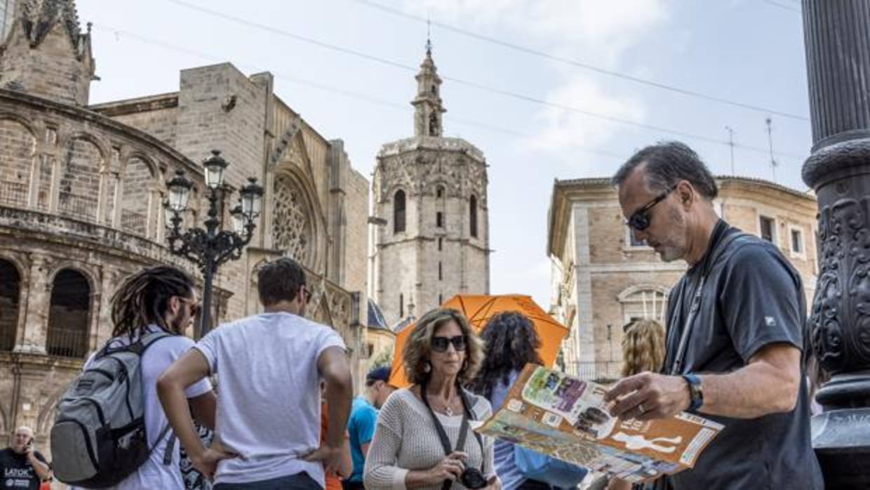 Imagen de un grupo de turistas tomada en el centro de Valencia