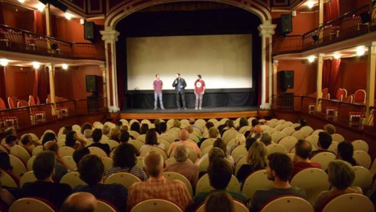 El edil Javier Galán durante la emisión del documental en el Teatro Salón Cervantes