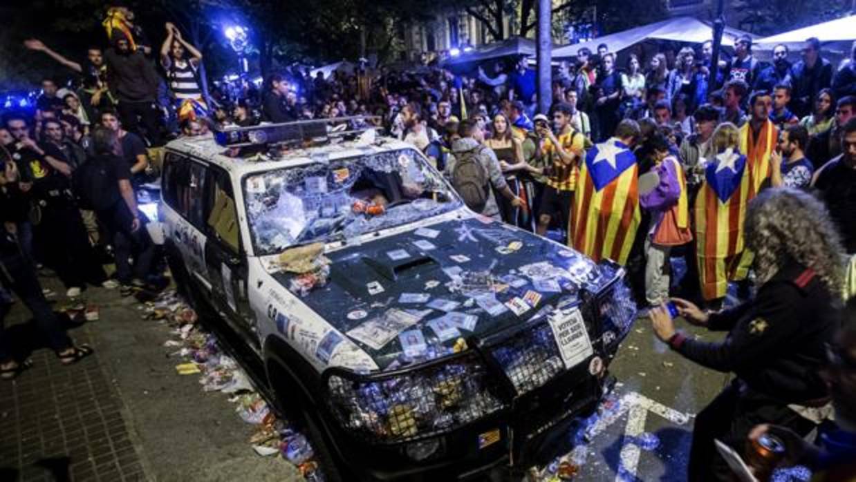 Ataque a uno de los coches de la Guardia Civil que realizaban un registro con motivo del 1-O en la sede de la consellería de Economía de la Generalitat.