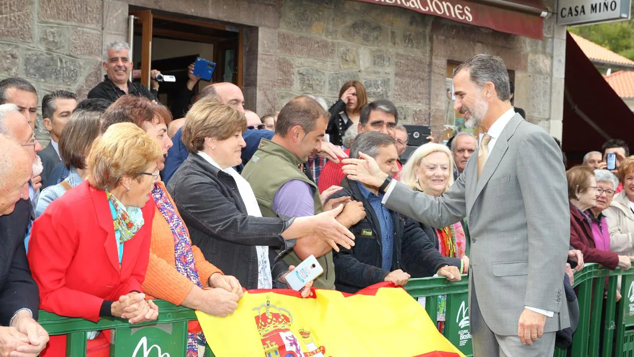 Don Felipe saluda a los vecinos de Pola de Somiedo (Asturias) tras visitar la Central Hidráulica de La Malva, propiedad de EDP, que celebró su centenario