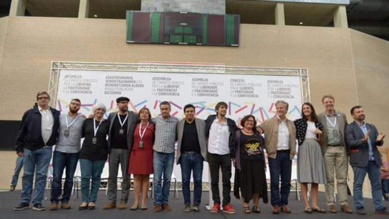Alcaldes y alcaldesas participantes en la asamblea convocada este domingo por Podemos en Zaragoza