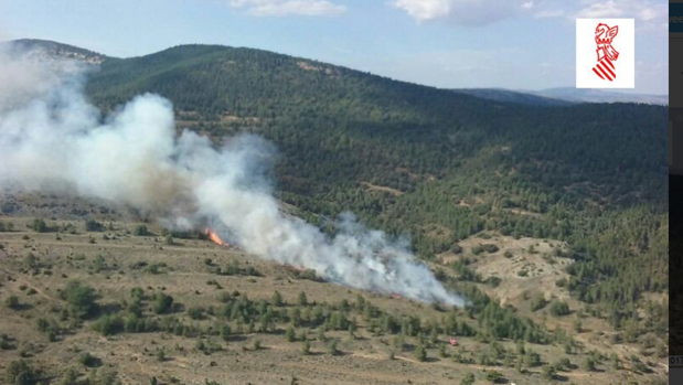 Medios aéreos y terrestres sofocan un incendio a las puertas del parque natural Penyagolosa