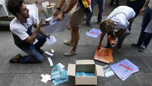 ANC y Òmnium reparten un millón de papeletas para votar el 1-O