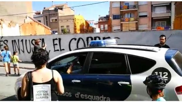 Un polémico vídeo muestra la pasividad de los Mossos d`Esquadra ante el 1-O