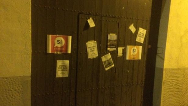 Empapelan la puerta de la casa del expresidente de Societat Civil Catalana con carteles del 1-O