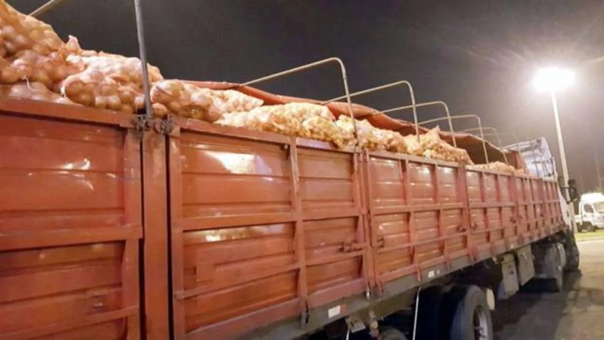 Un camió repleto de sacos de cebollas