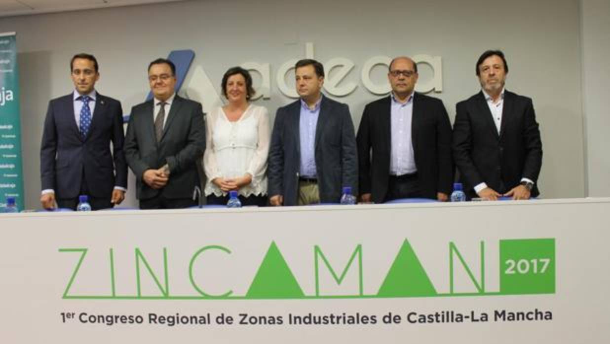 Patricia Franco rodeada de representantes industriales de la región