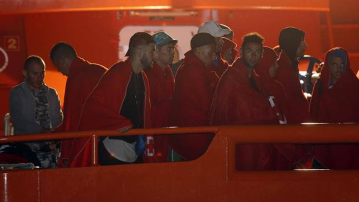 Un total de 45 personas, repartidas entre tres embarcaciones ilegales, han sido finalmente trasladadas al Puerto de Almería