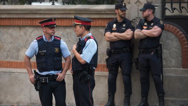 Ordenan a los Mossos precintar y desalojar los colegios electorales desde el viernes