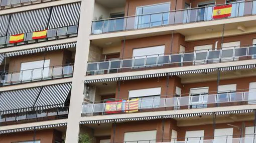 Imagen tomada este martes en un edificio con banderas de España y la Comunidad Valenciana
