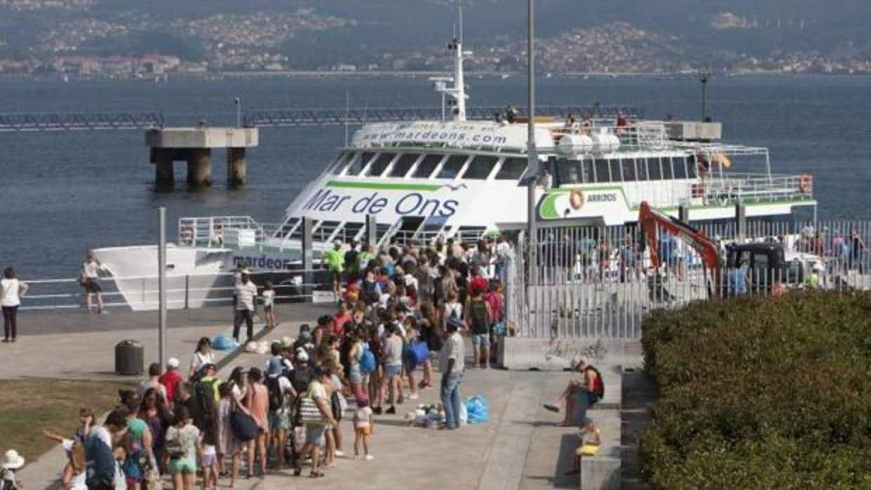 Turistas embarcando en Vigo para visitar las islas Cíes