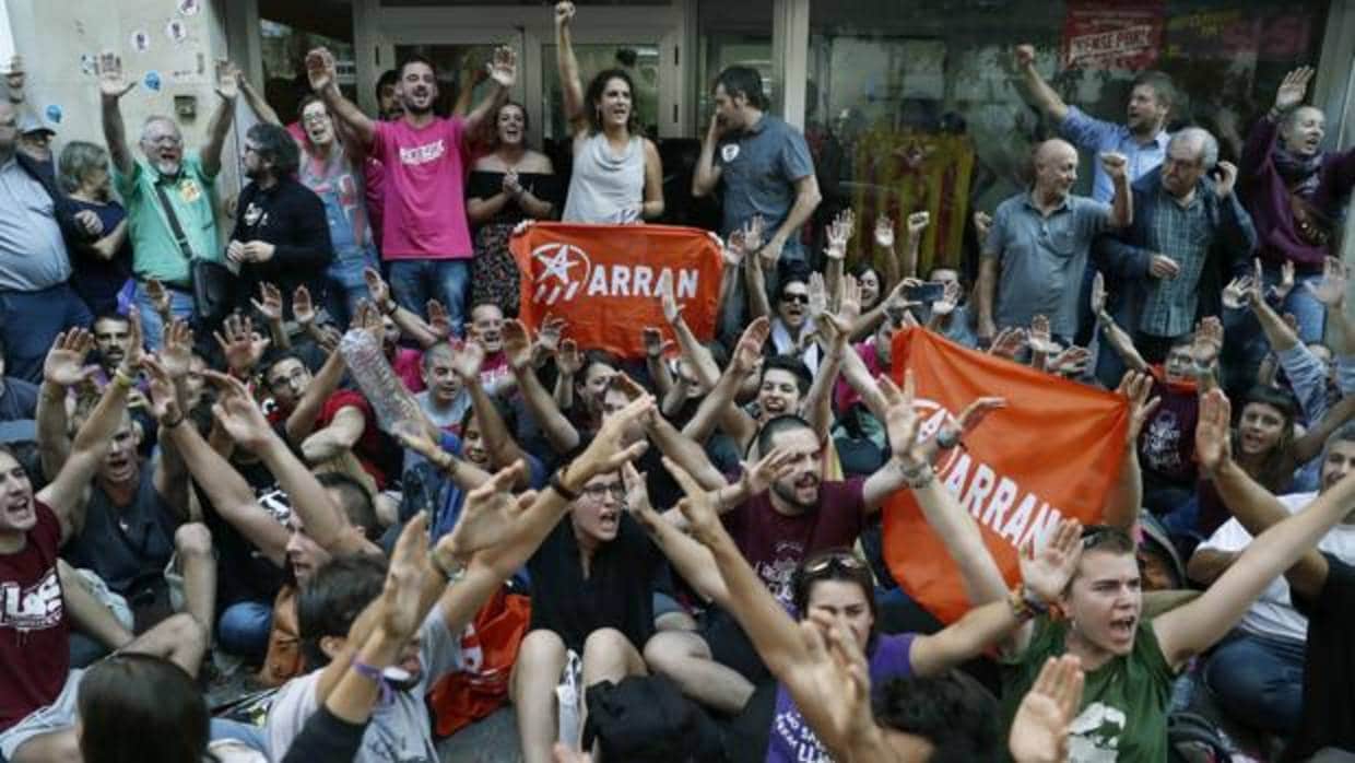 Simpatizantes de la CUP, la semana pasada ante la sede del partido en Barcelona